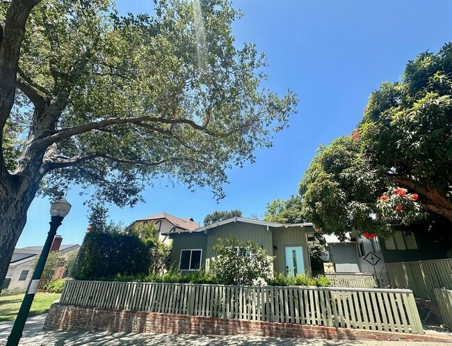 Building Photo - "Cozy & Modern 1BR in Glendale’s Most Char...