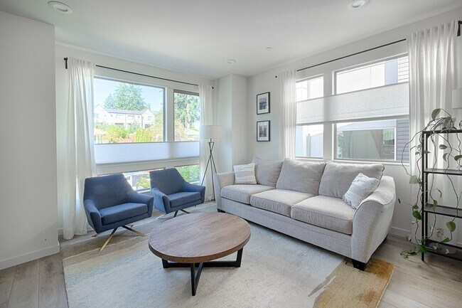 Building Photo - Impeccable Designer Townhome