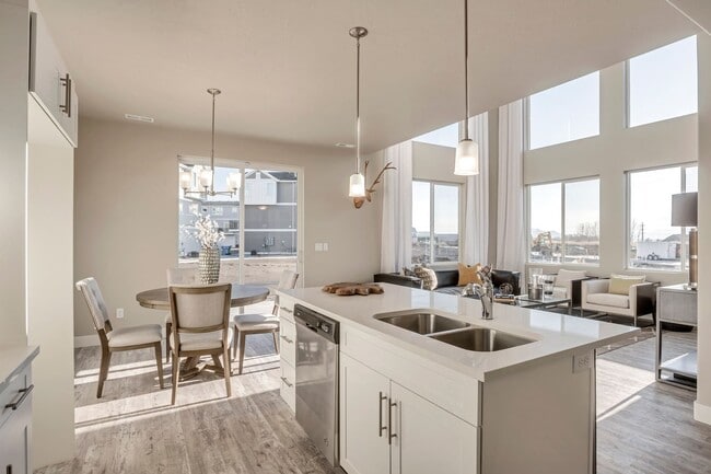 Building Photo - Do not miss out on this exquisite two story home in Orem.