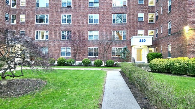 Building Photo - 220 Pelham Rd