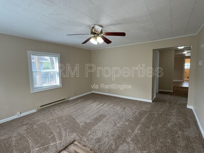 Building Photo - 823 N Western Ave