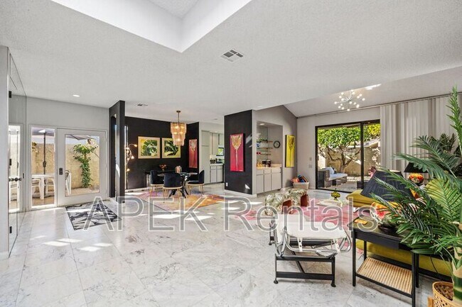 Building Photo - 1317 E Amado Rd