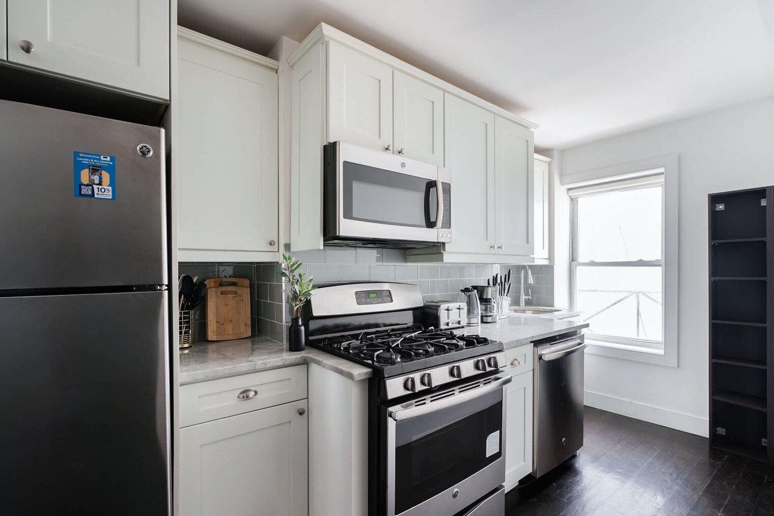 Building Photo - 359 W 39th St