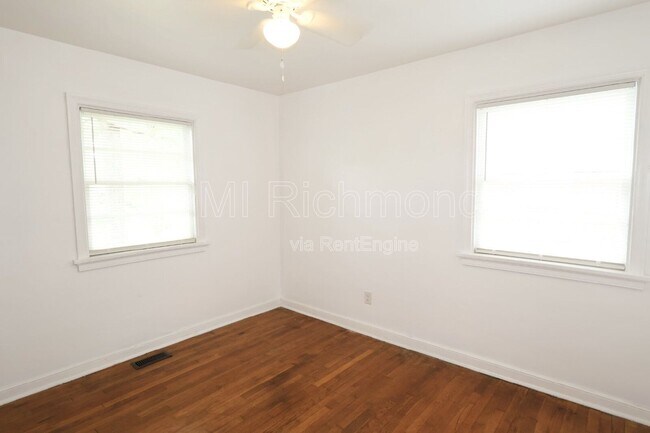 Building Photo - 3006 Manor Dr