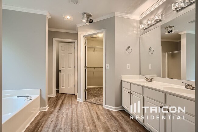 Building Photo - 150 Heathridge Dr