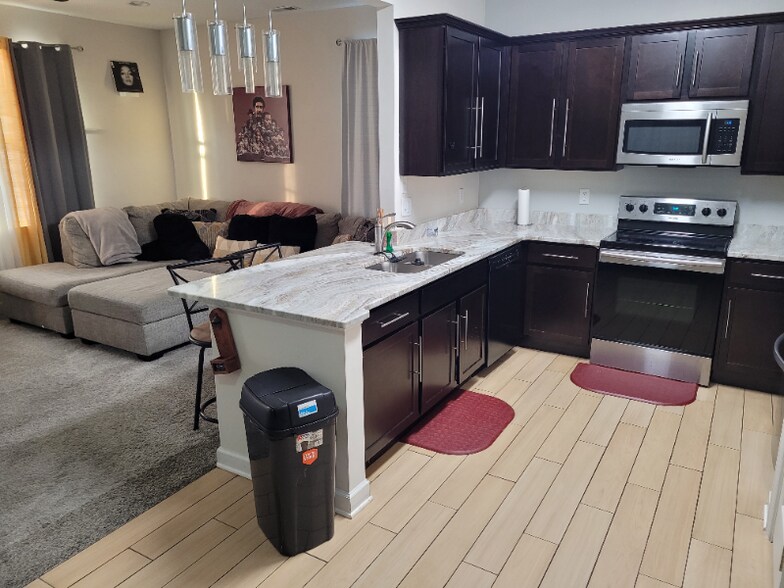 Building Photo - 327 Webster St