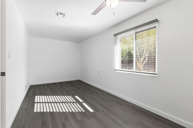 Building Photo - 36975 N Sunset Trail