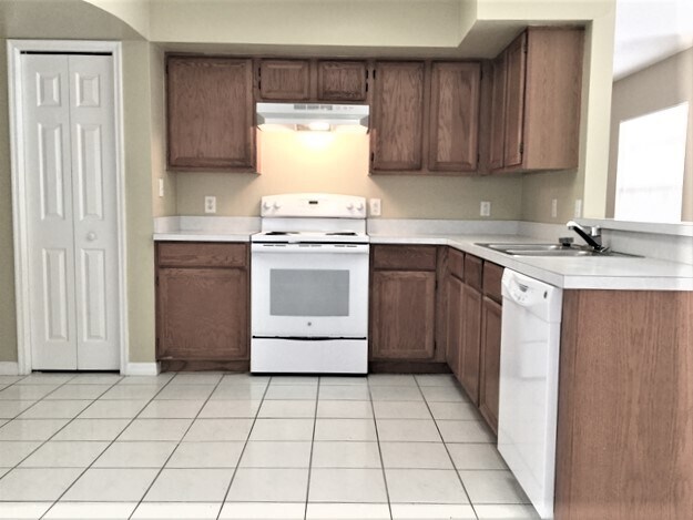 Building Photo - 1054 Royal Oaks Dr