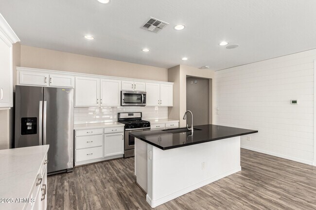 Building Photo - 423 S 194th Ln