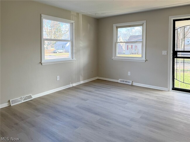 Building Photo - 642 Broadway