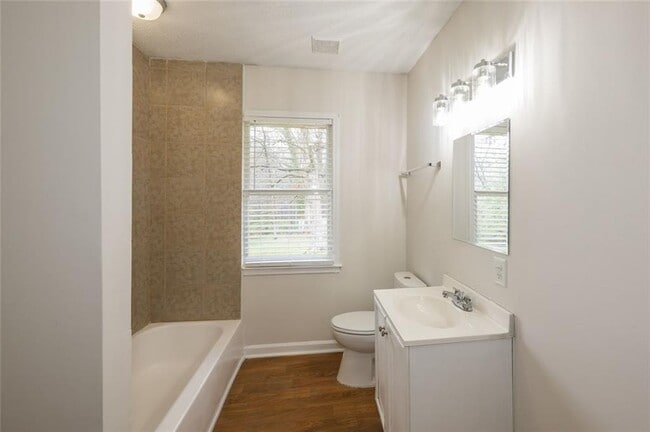 Building Photo - 2058 River Rd