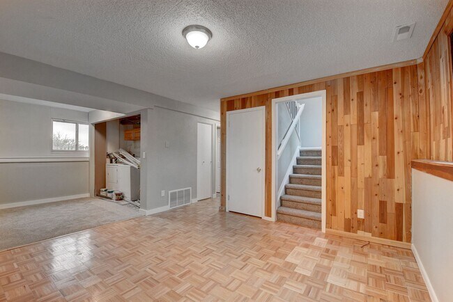 Building Photo - 4 bedroom, 2 bath home with 2 car garage, with mountain views