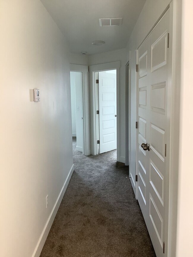 Building Photo - FREE FIRST MONTH'S RENT - New Construction Townhome Located in Prime Saratoga Springs Location.