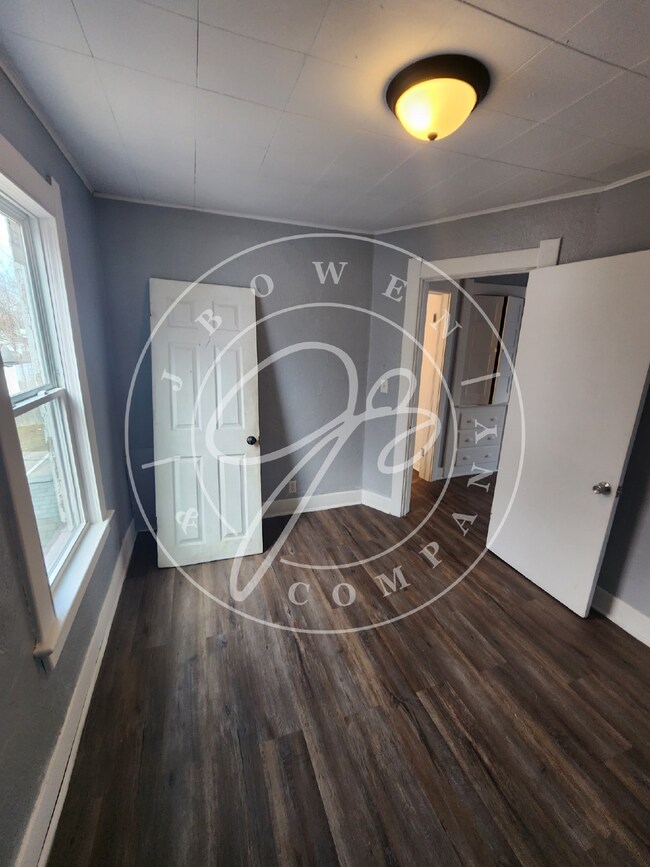 Building Photo - Section 8 accepted! 3 bed 1 bath with lots of space!