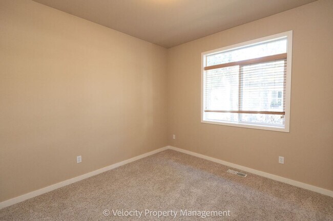 Building Photo - Single Level Home Near Rivers Edge Golf Course!