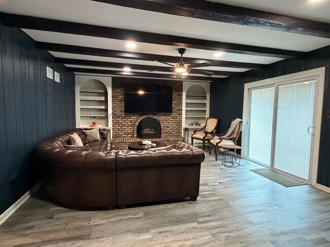 Building Photo - 15558 Larkspur Ln