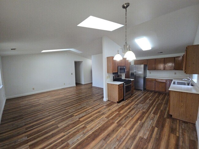 Building Photo - 3BD/2BA McKinleyville home features ample ...