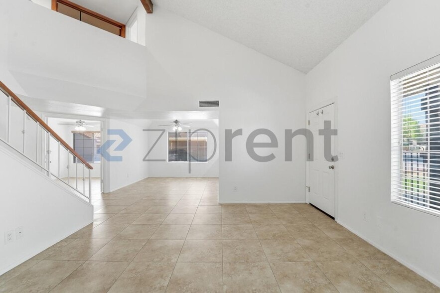 Building Photo - 609 E Mesquite Cir