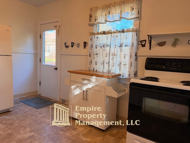 Building Photo - 537 NE Winchester St