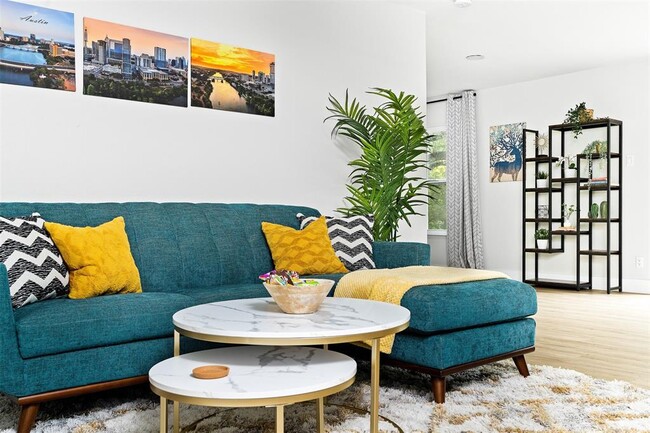 Building Photo - 11807 Oakwood Dr