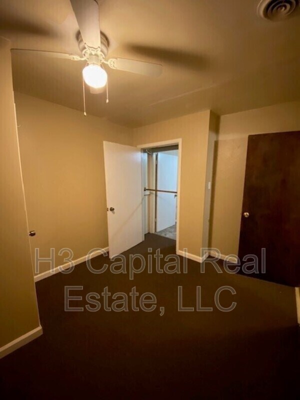 Building Photo - 208 W Thomas St