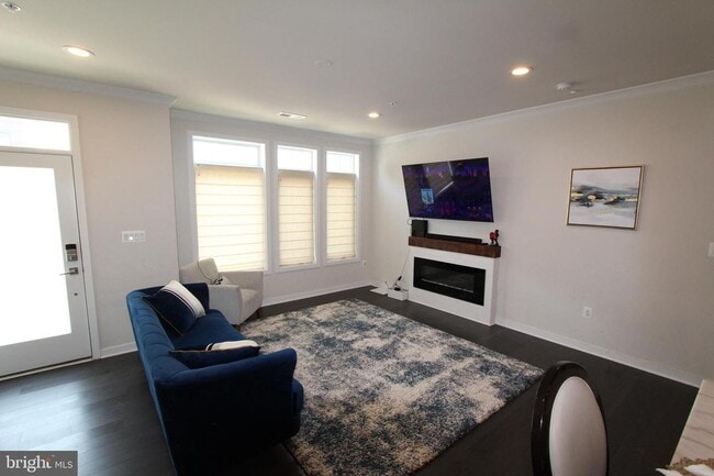 Building Photo - Stylish 1-car garage condo in the heart of...