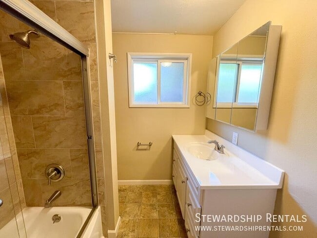 Building Photo - 2120 W 18th Ave