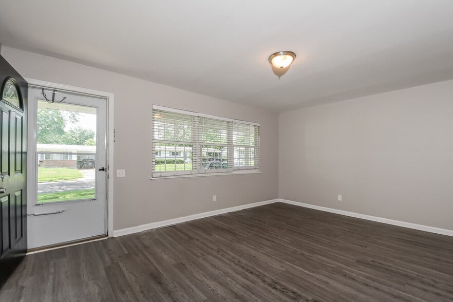 Building Photo - 2325 Flamingo Dr