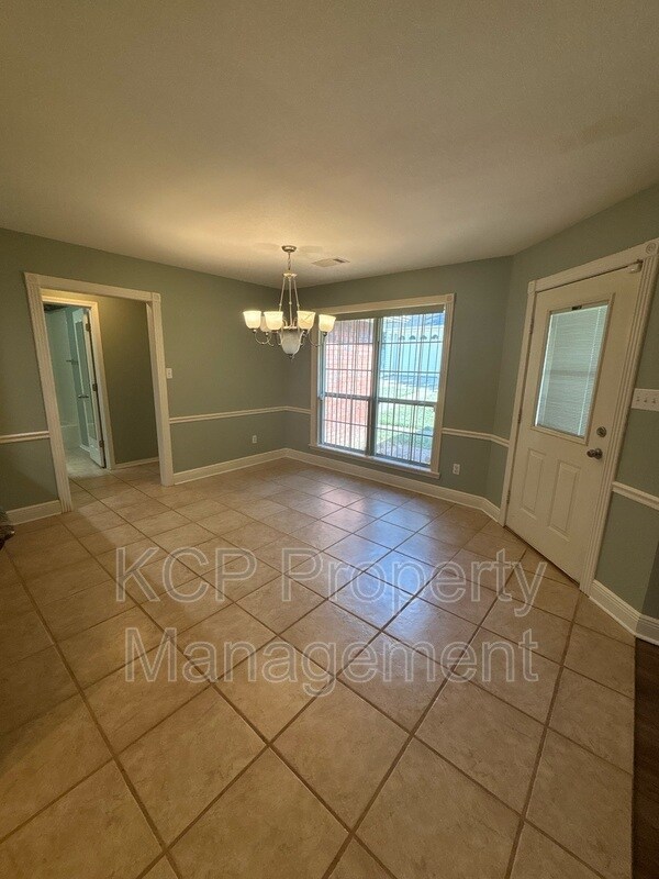 Building Photo - 2109 Barrington Dr