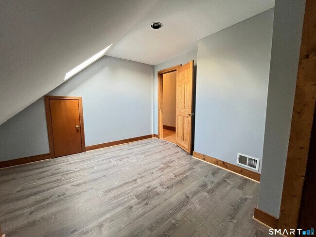 Building Photo - 553 Townsend Ave