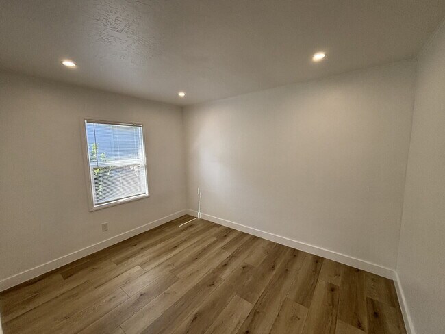 Building Photo - "Cozy Elegance Awaits: 3-Bed, 2-Bath Gem w...