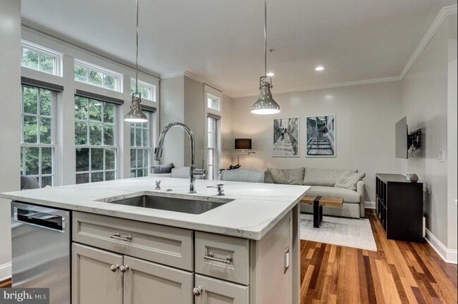 Building Photo - 820 W Glebe Rd