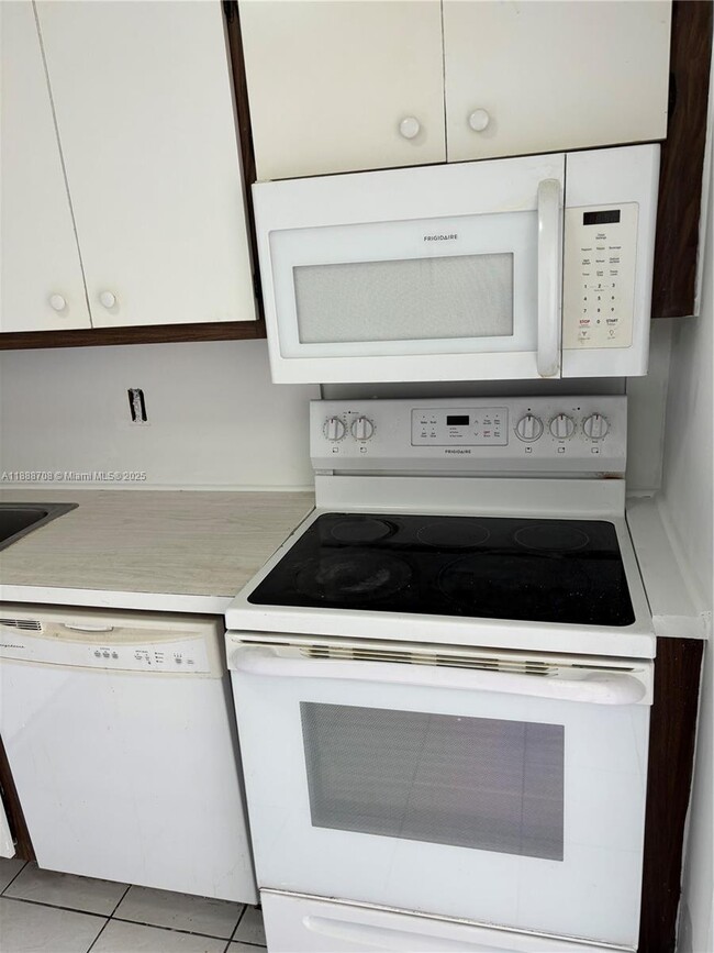 Building Photo - 111 Golden Isles Dr