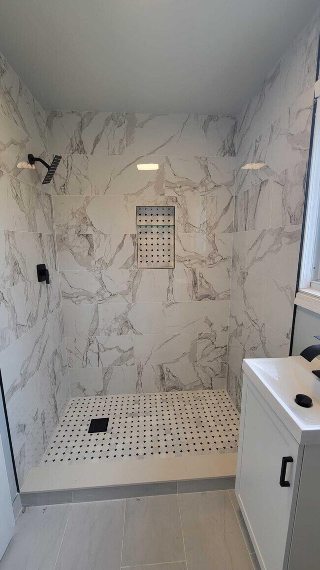 Building Photo - 655 Robinwood Dr