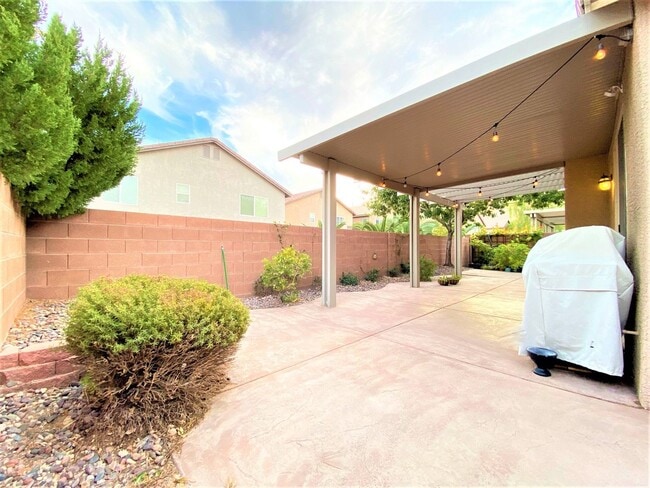 Building Photo - Vaulted Ceiling single-story home in a gat...