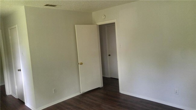 Building Photo - 1608 Dale Cove