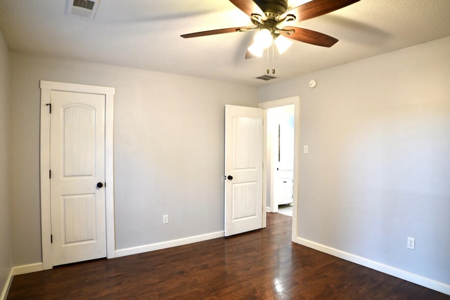 Building Photo - 925 Greenview Rd