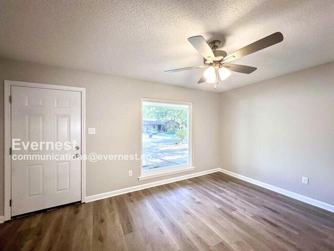 Building Photo - 3095 Forest Glen Dr