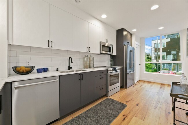 Building Photo - Newer 2 Bed/ 2 Bath Townhome in North Beacon Hill