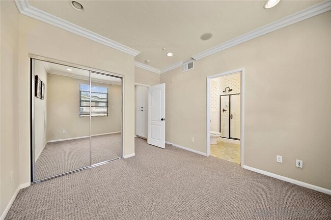 Building Photo - 3 Bedroom 3.5 Bathroom Townhouse in Sunset Cove