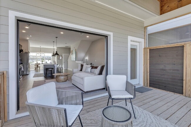 Building Photo - Better-than-new townhome in Highlands at S...