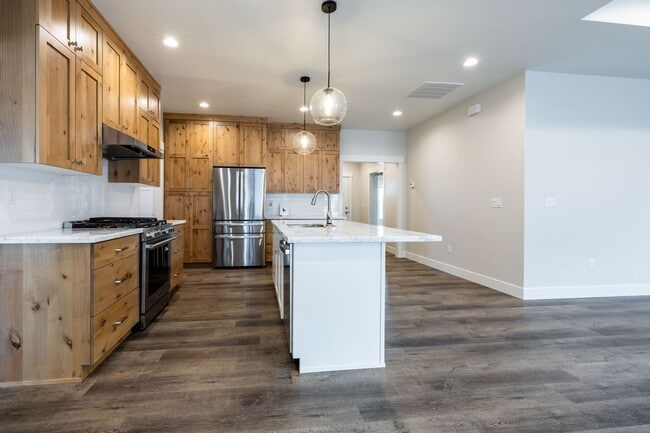 Building Photo - HOLY MOLY CHECK OUT THIS BEAUTIFUL 3 BED 2...