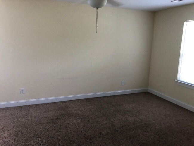 Building Photo - 3 Bed 2 Bath Single Family Home - Students Welcome!