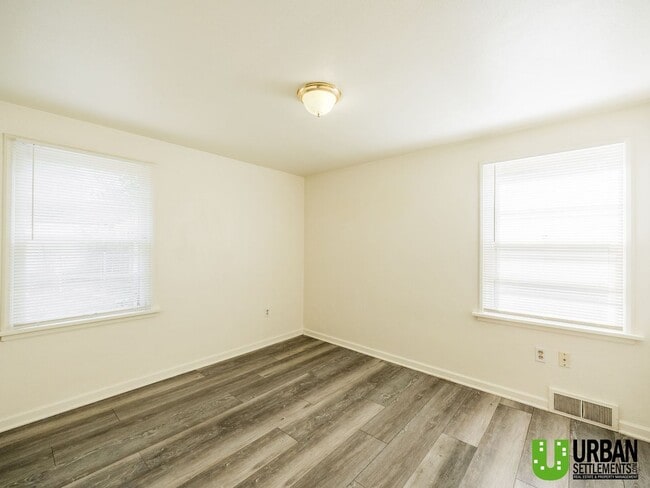Building Photo - 2427 W Walton Ave