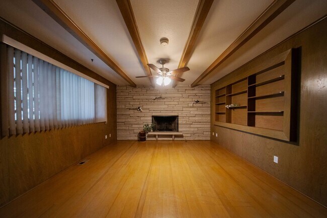 Building Photo - Mid-Century 3 Bedroom in Pine Valley Estates