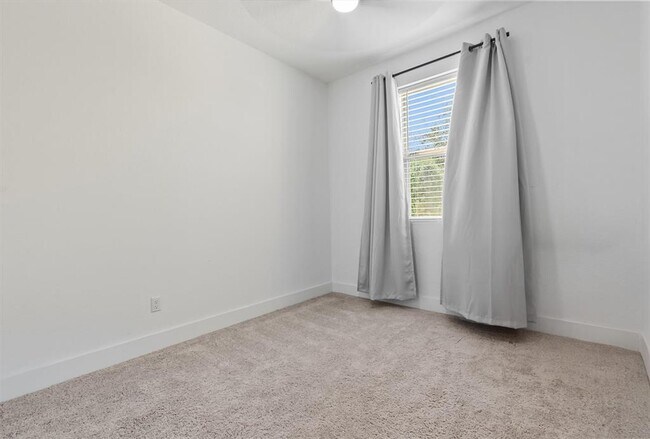 Building Photo - 905 Gray Fox Lp