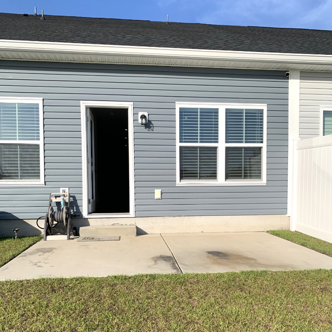 Building Photo - 325 Golan Cir