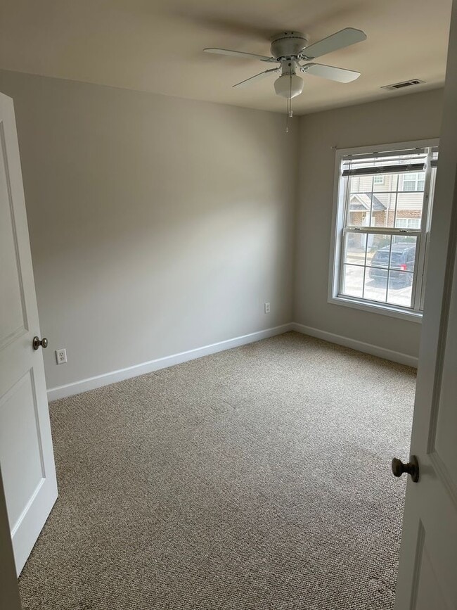 Building Photo - Beautiful townhome located minutes from Ch...