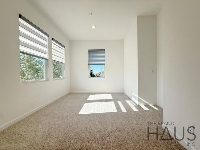 Building Photo - Modern Farmhouse-Style 2Bed 2.5Bath Twenty8 Walk Gated Community