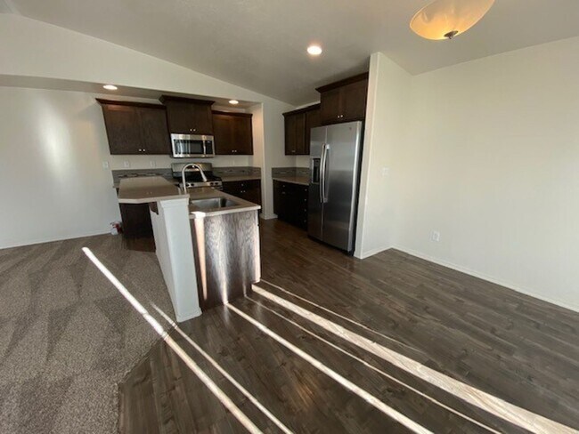 Building Photo - MOVE IN SPECIAL $1000 off first month rent...